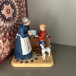 Norman Rockwell 'A Special Treat' Figurine Base
Made in 🇯🇵 Japan .
